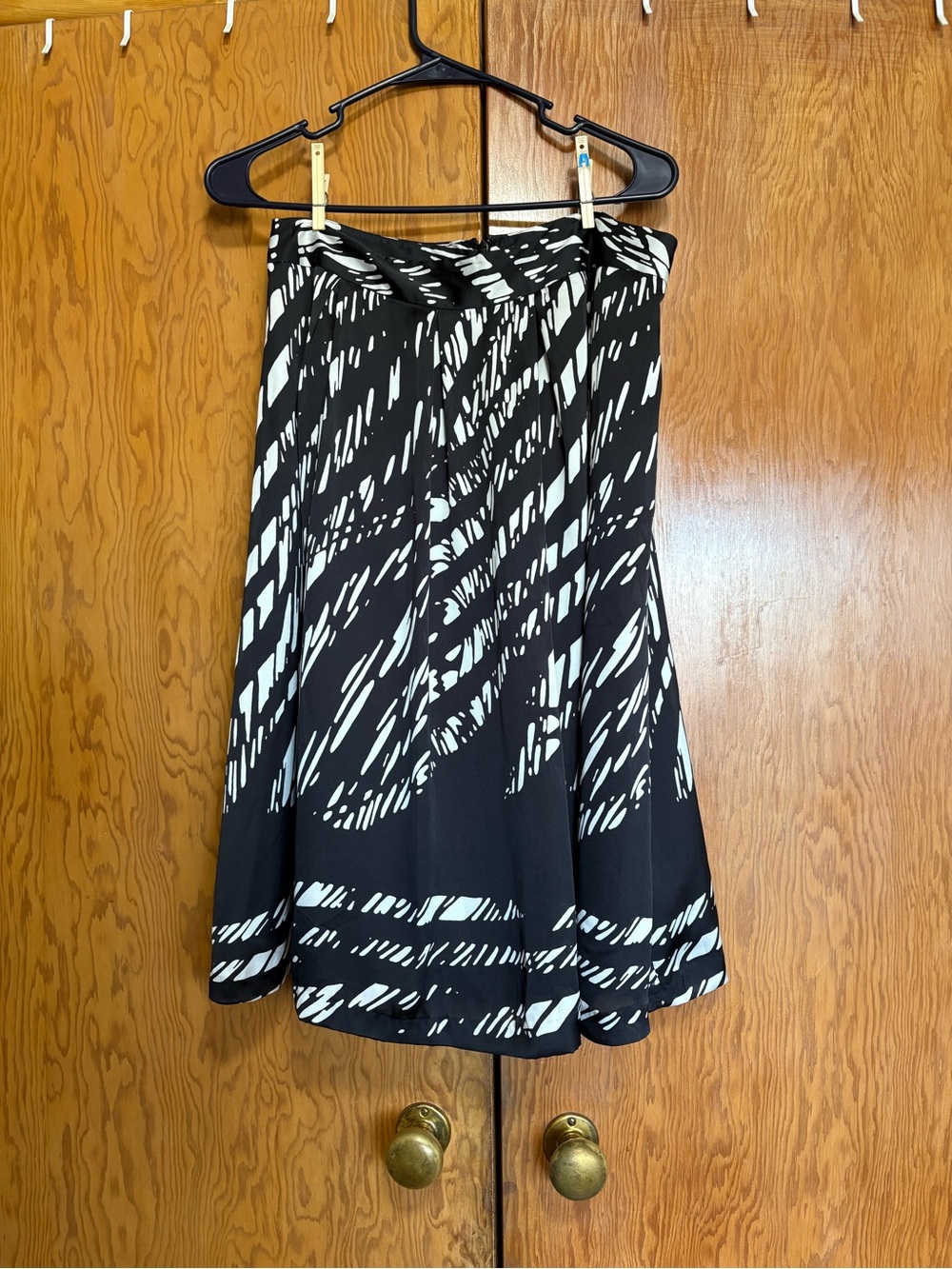 Peter Nygard Black and White Printed Midi Skirt